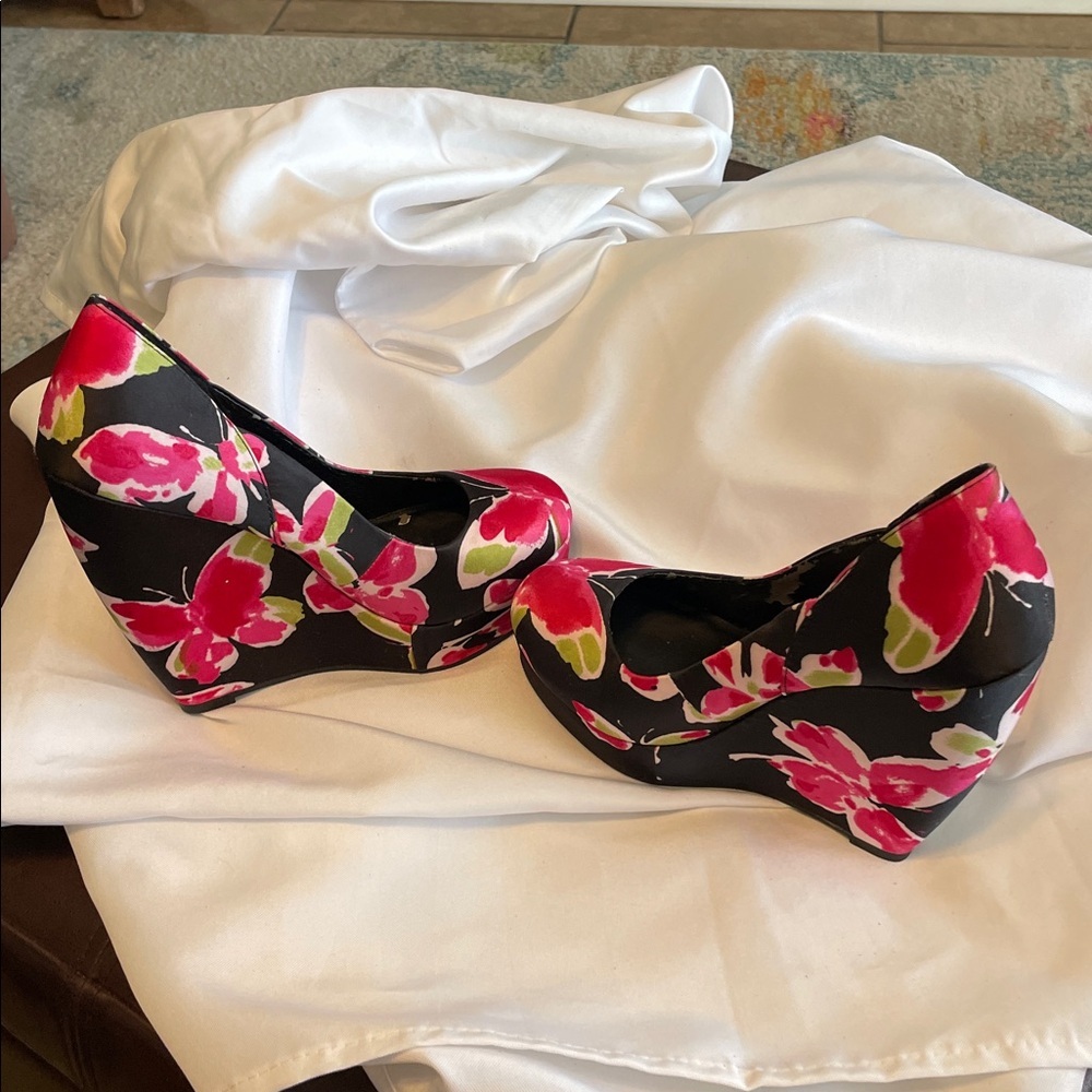 Elle Black Heels with Pink Floral Design - Picture 4 of 7